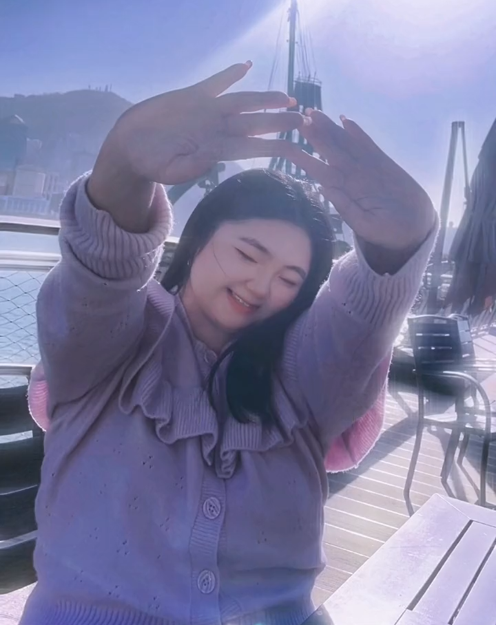 女神胡慧中罕见分享女儿照片,23岁何嘉珍是阳光又自信的胖女孩