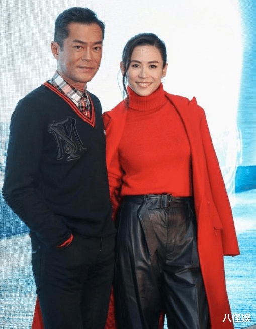 53岁宣萱看展，穿几十元T恤超朴素，真人获赞比年纪倒过来还年轻