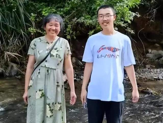 心酸!曝胡鑫宇哥哥下跪感谢爱心网友,手拿弟弟寻人启事惹泪目