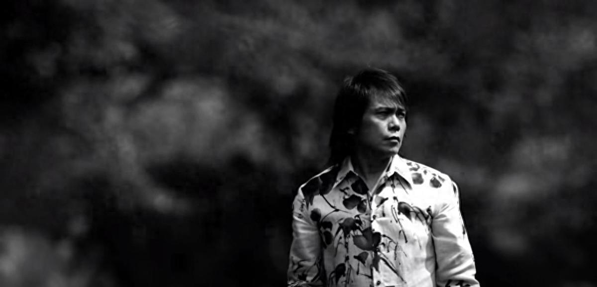 又土又丑,演唱会“摆烂”,从过气歌手到全民追捧,他究竟凭什么