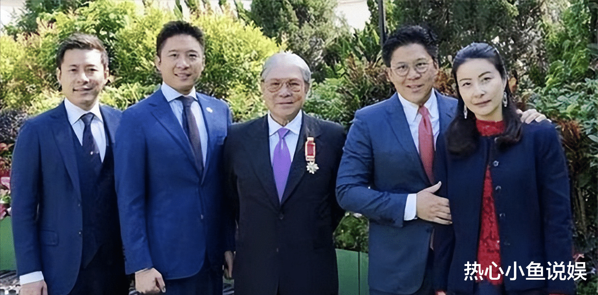 霍震霆获香港最高荣誉，三子到场祝贺，郭晶晶精心打扮气场变强