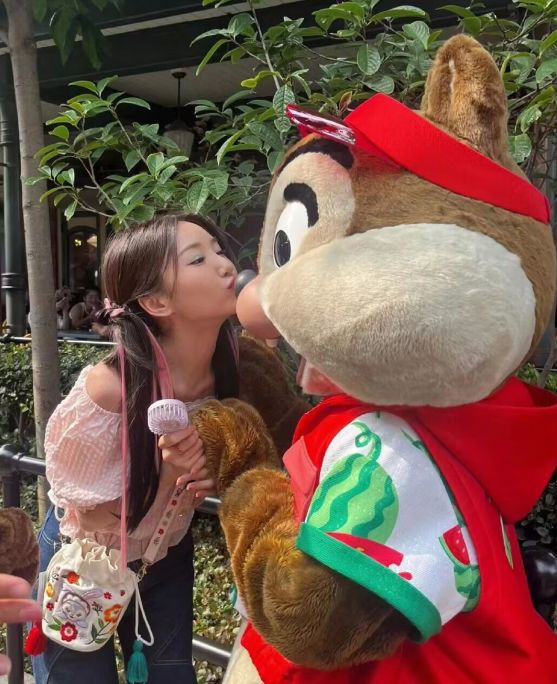 迪士尼偶遇毛晓彤,双马尾编发造型似少女,眼角变歪疑似整容