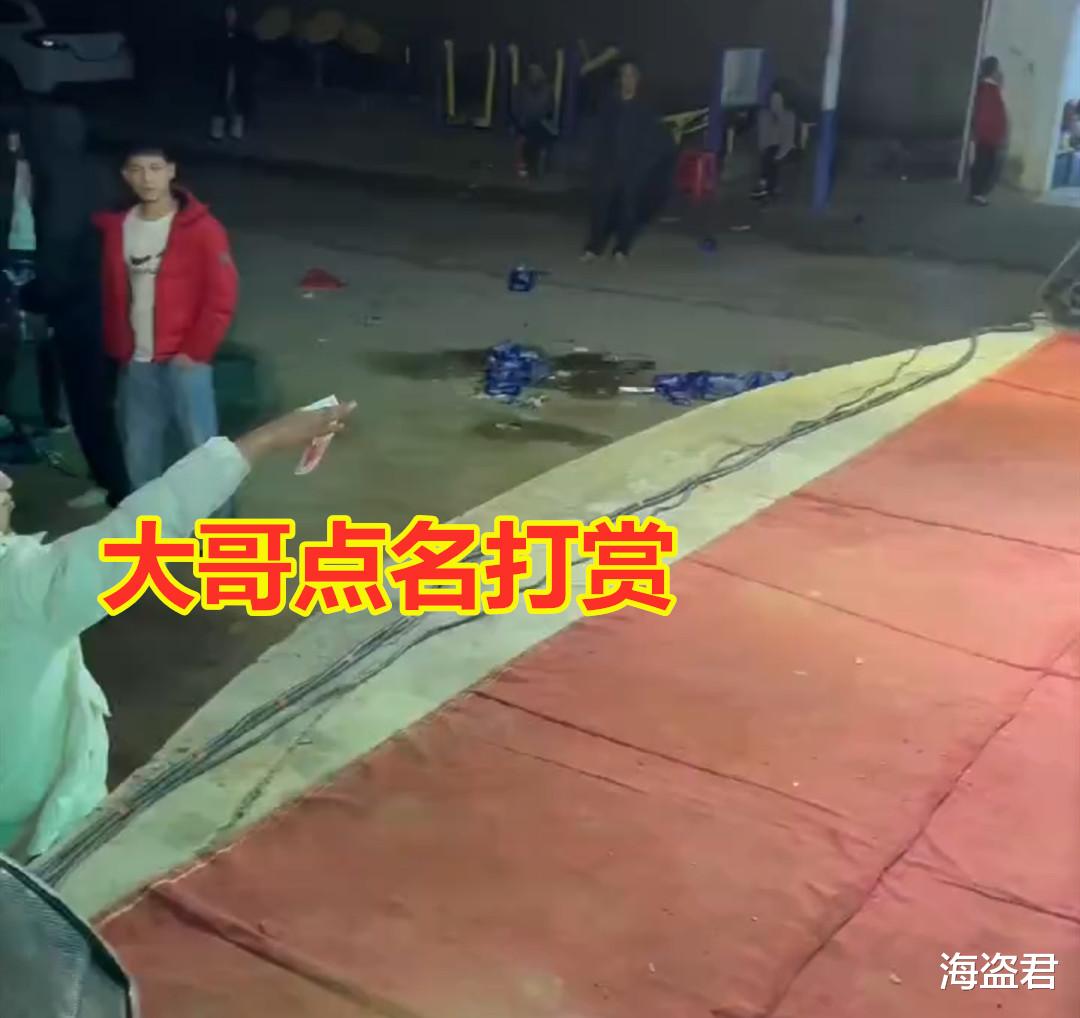 |大哥看得高兴掏钱打赏,女舞者鞠躬用双手接,网友:看得见摸得着