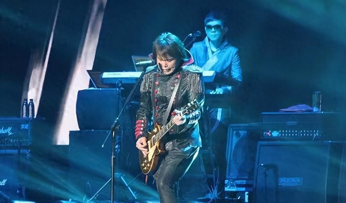 又土又丑,演唱会“摆烂”,从过气歌手到全民追捧,他究竟凭什么