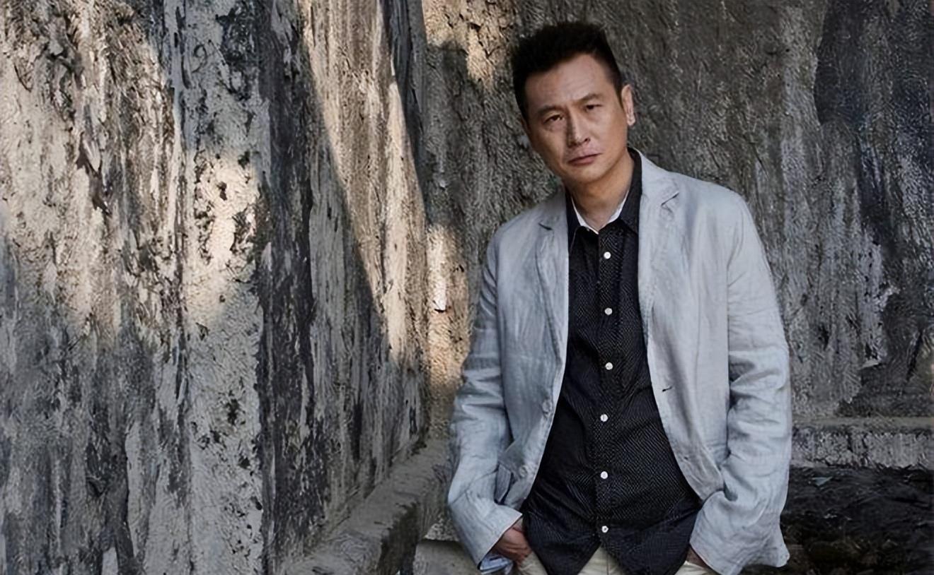 他演什么像什么,戏红人不红,与妻子恩爱30多年,身家逾亿还爱国!