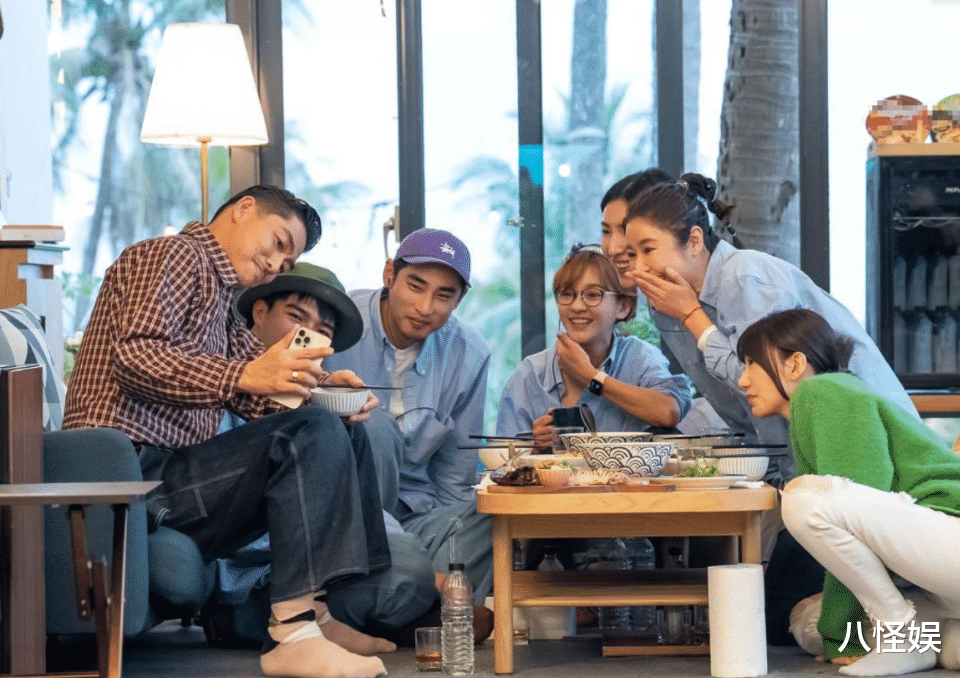 林志玲晒全家福庆生，素颜好少女婚戒抢镜，儿子小手粗壮长势喜人