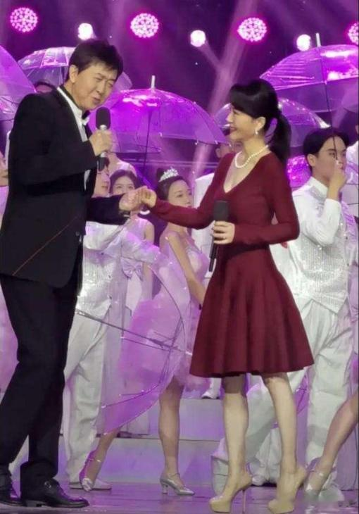 明星素颜 52岁杨钰莹太狠了！素颜同框大3岁任静像女儿，单身果然更养人