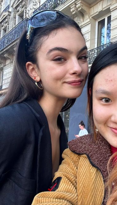 莫妮卡·贝鲁奇女儿与路人合影真容曝光，皮肤松弛下垂，不像19岁