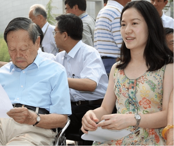 曝翁帆为杨振宁代孕生子?宝宝正面照流出,五官不像她