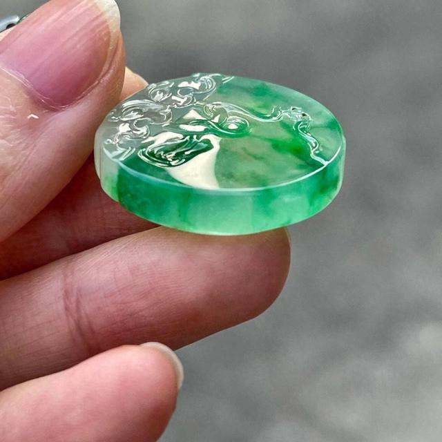 翡翠：东方之珠，解析其独特寓意与市场价值