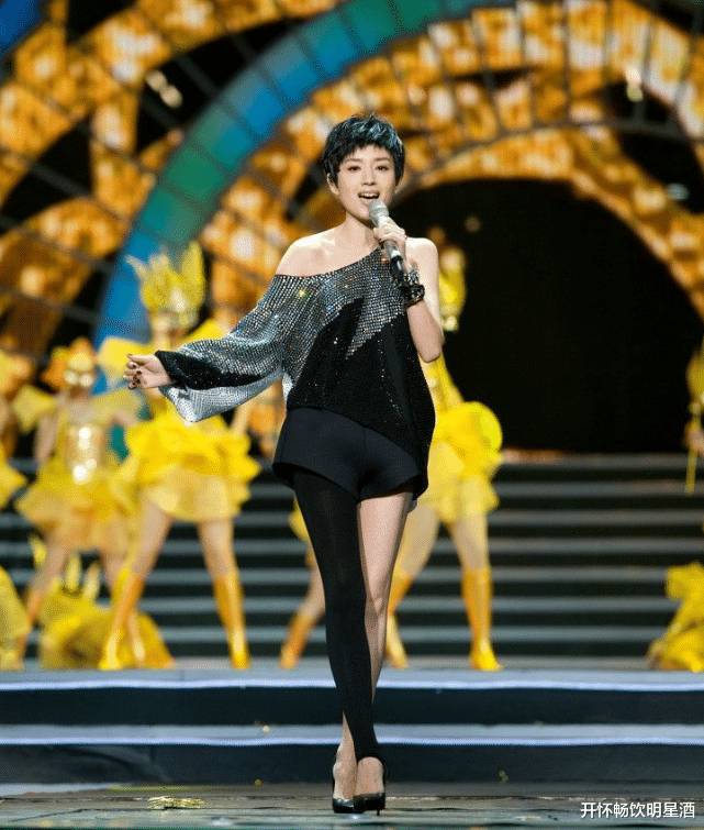 穿衣搭配 “金鸡独立”的黑色丝袜搭配超短裤，董洁挑战短发魅力！