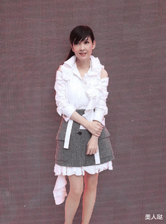 56岁周慧敏“断崖式”衰老!脸部皮松肉垮似干瘪老太,穿一身红也难掩老态