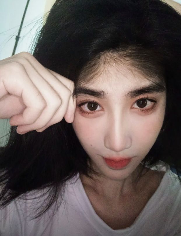 网红为了流量有多离谱?为带货生发产品额头长满头发,画面引争议