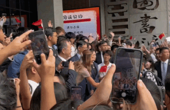 中南海女保镖走红！眼神犀利又美又飒撞脸赵丽颖，真实身份被扒