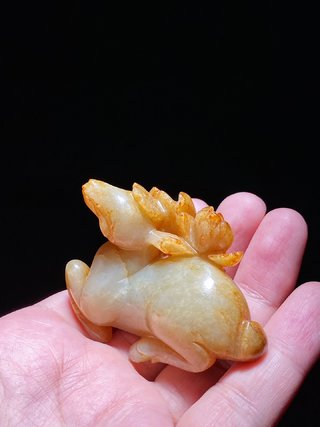 和田玉籽料|宋 和田玉籽料 白玉受沁 衔莲卧鹿
