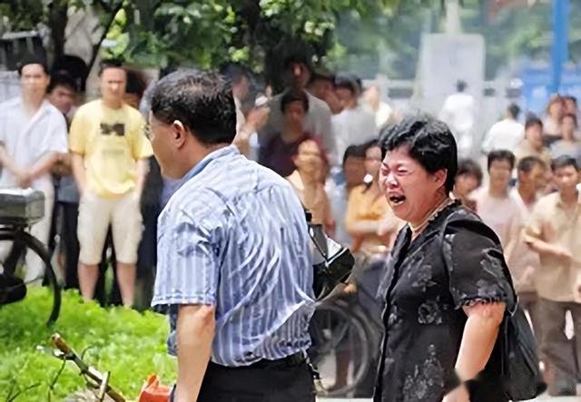 春晚一举成名,意外坠楼成“弱智”,被妻女抛弃,情人照顾他21年