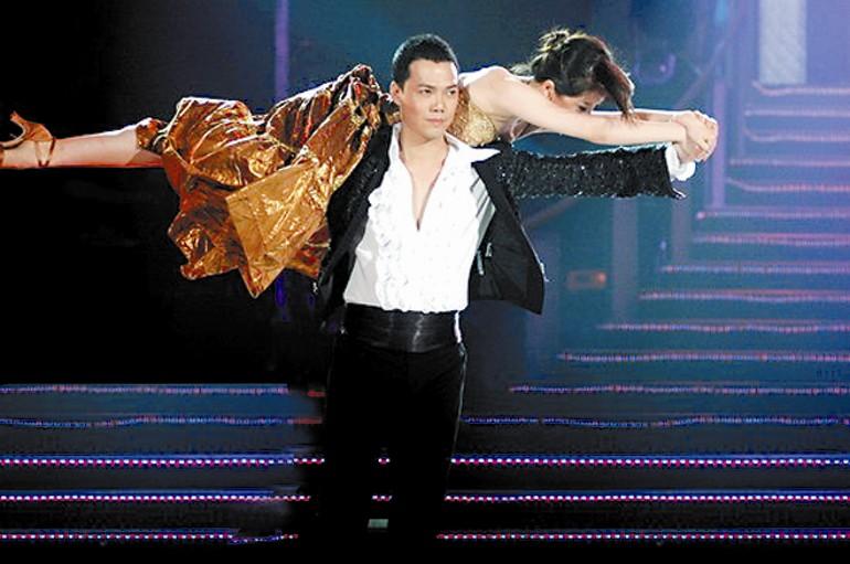 17岁出道42岁大红，帅气港星谢天华老婆不够美，人生却渐入佳境