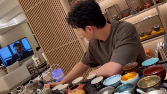 黄晓明豪宅内景曝光，古董级别紫砂壶摆满墙，知情人：还有更贵的