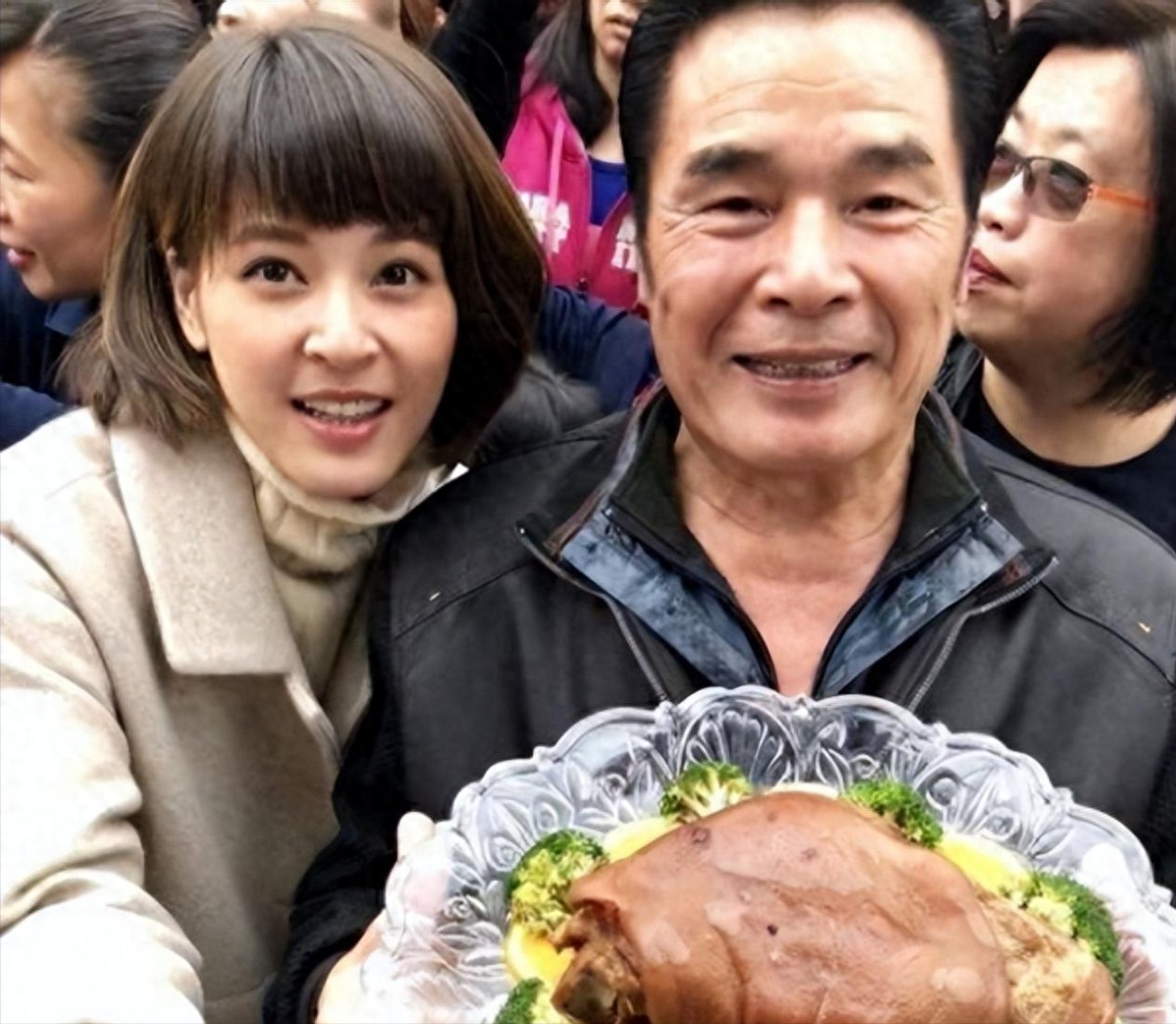 赌王都甘拜下风！71岁宝刀未老，迎娶“第七房”小娇妻