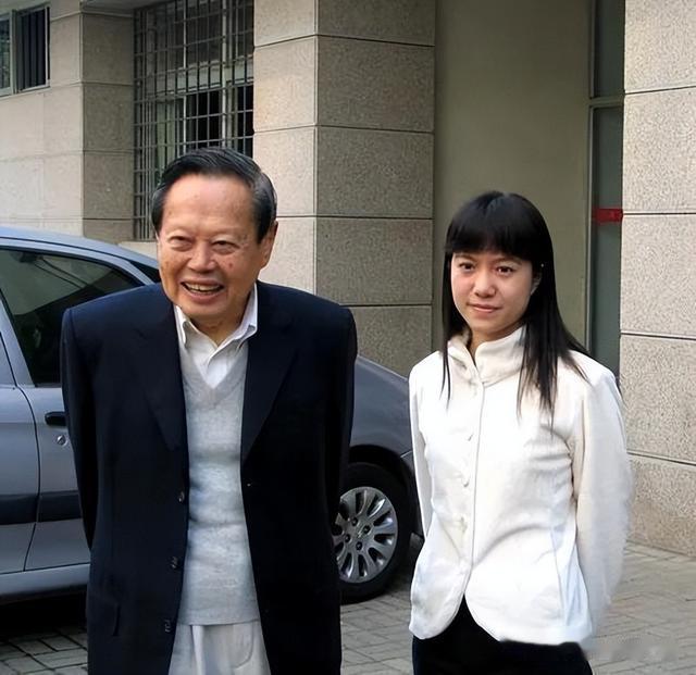 艾滋病|曝101岁杨振宁病危，翁帆昼夜服侍，两人为爱相守19年，让人动容