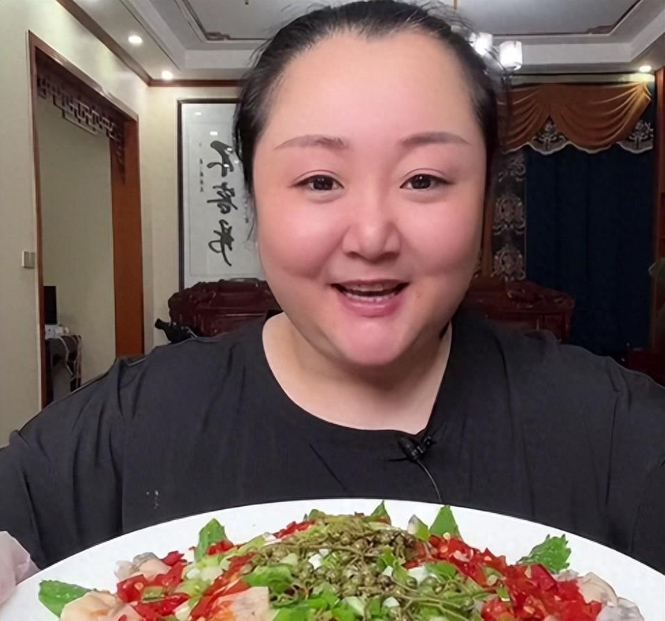 2亿身价吃播网红胖姐，得脑溢血，留下遗嘱：所有的资产给现任老公