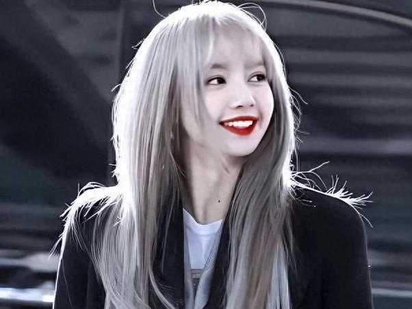 Lisa晒疯马秀演出照，仅用串珠遮臀，眼神迷离表情享受，直言想再去