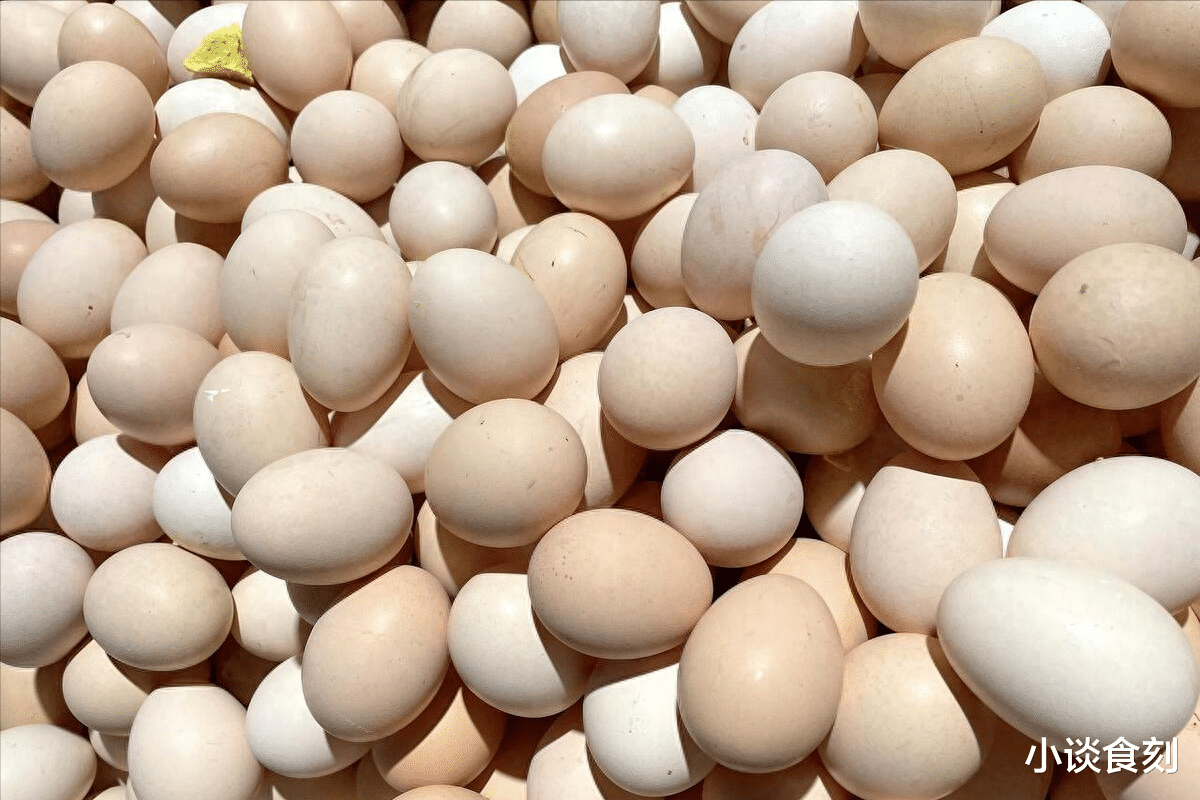 鸡蛋|超市买鸡蛋时，白壳和红壳鸡蛋怎么选？养鸡户说漏嘴：可别再乱买