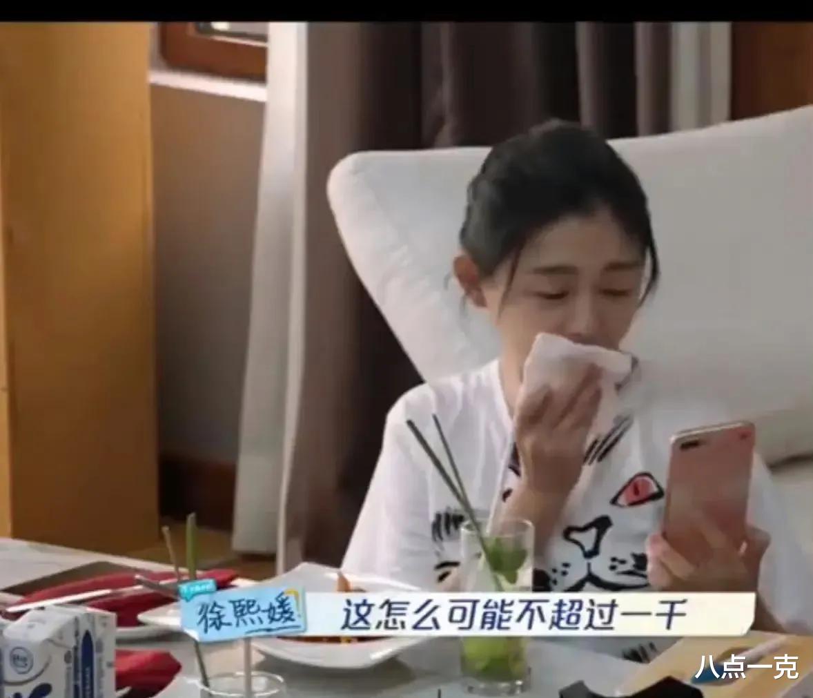 汪小菲女儿发育明显,含胸驼背没穿小背心,网友吐槽大S对孩子不上心,不配做妈