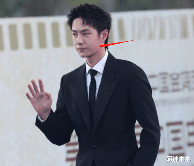 金鸡奖红毯生图来了！关晓彤选错礼服暴露短板，周冬雨头发稀疏