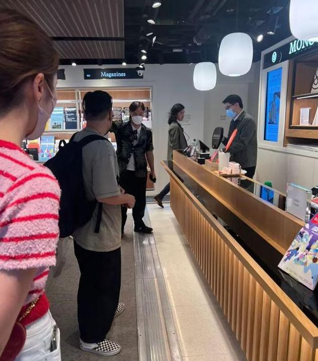 |陈奕迅与助理现身苍蝇馆,打扮低调无明星架子,坐路边吃饭不怕热