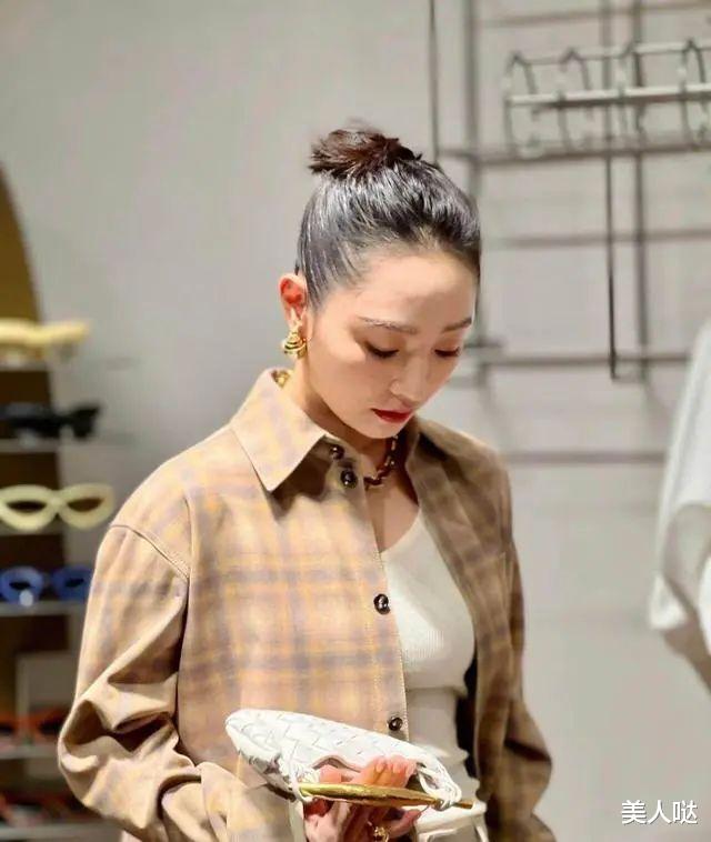 穿衣搭配 白百何离开滤镜好真实，不整容不打针美得自然有特色，穿搭随意却很高级