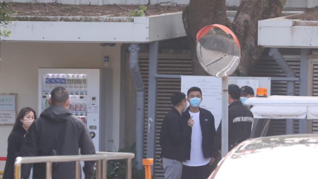 吴士宏|TVB男星杨明正式出狱,神情呆滞愁眉不展,女友并未嫌弃到场接人