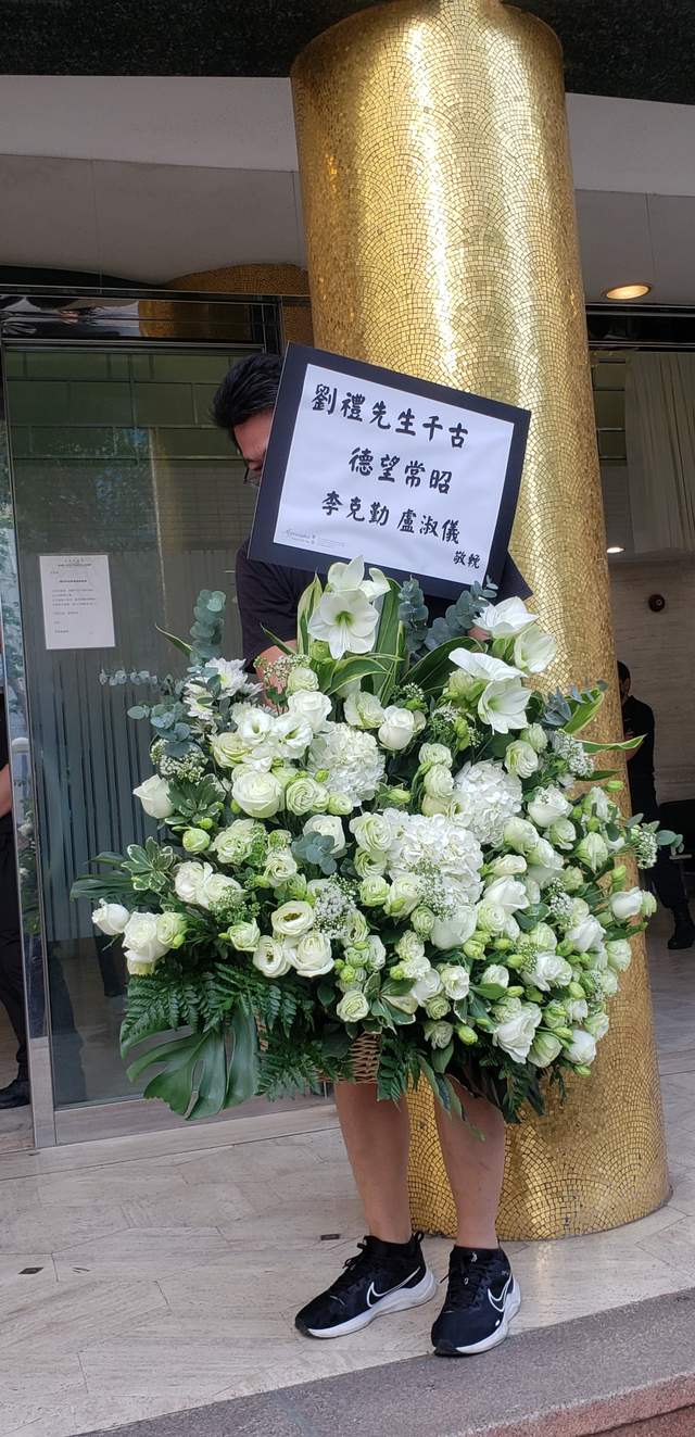 刘德华双眼红肿送亡父，年迈刘母悲伤露面，被护送提早离开灵堂