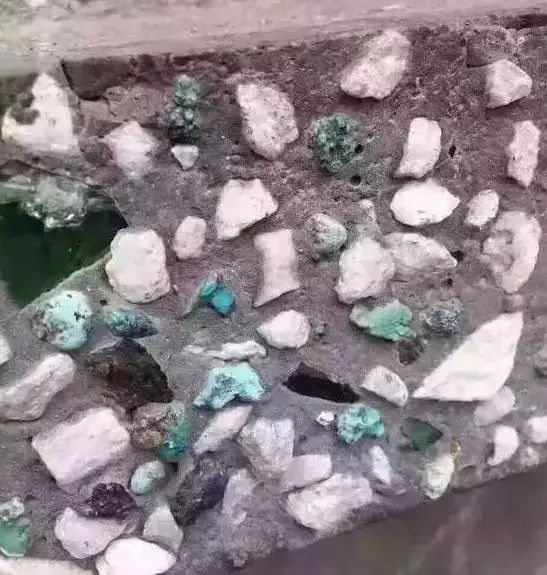 用玉石翡翠砌墙，价值不可估量啊！