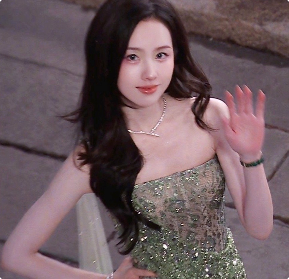 当37岁杨幂和35岁倪妮坐一起,一个美如新娘,一个像陪嫁丫鬟