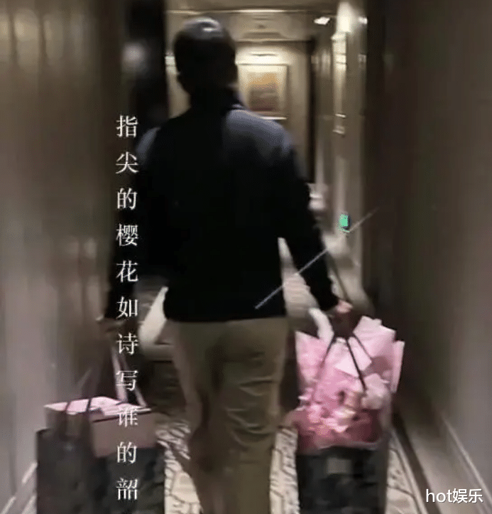 张萌带老公游迪士尼，表情不耐烦，5岁女儿坐婴儿车乖巧可爱