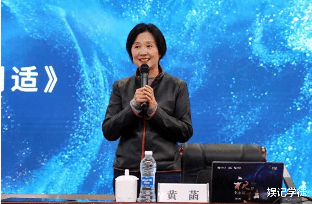 57岁黄菡现身侄子婚礼当证婚人,身材发福走样,面带微笑气质优雅