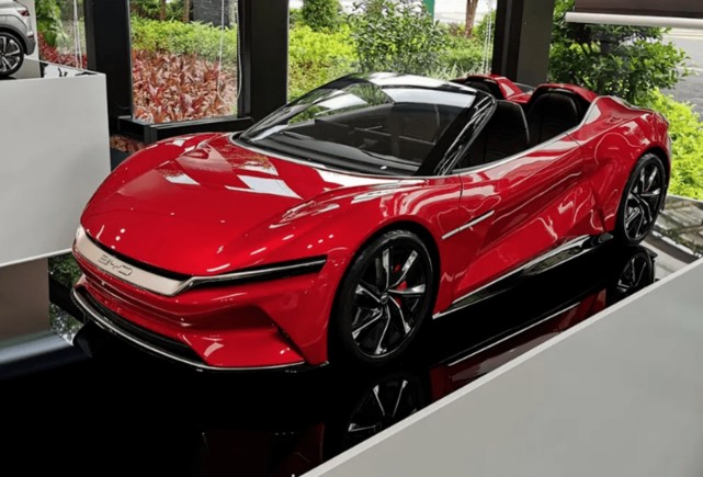 国产敞篷轿跑来了,车长近5米,纯手工钣金工艺,最大续航605公里 - 汽车