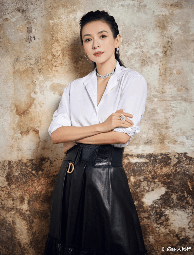 章子怡 章子怡迪奥走秀输韩国女子组合！穿皮裙靠气场赢回排面