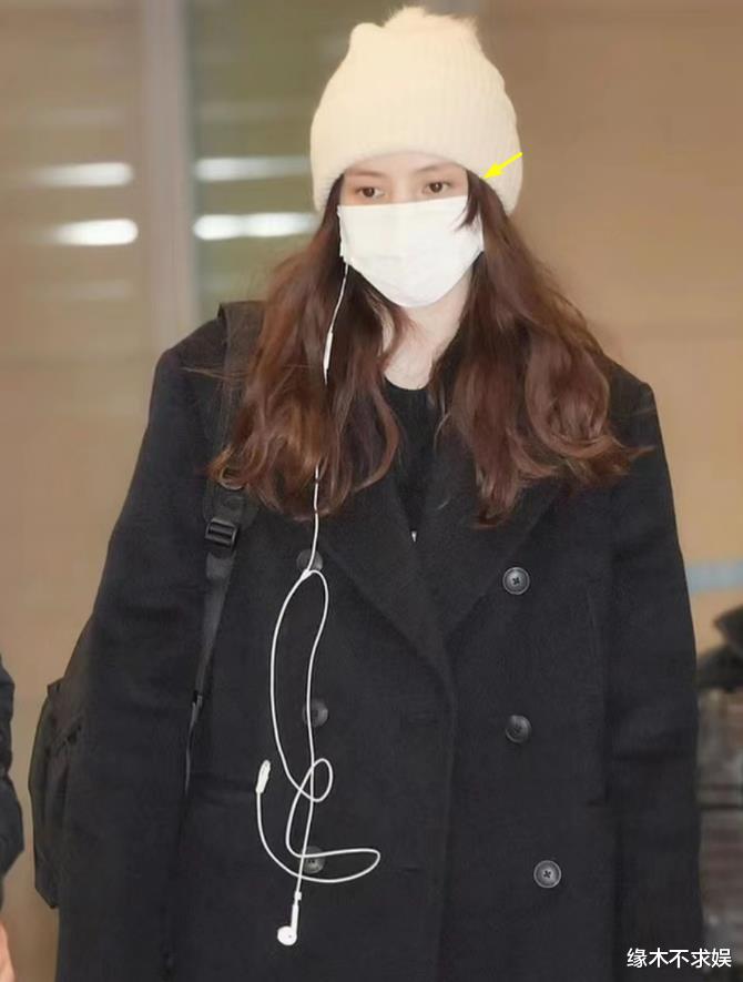 韩素希风波升级!素颜脸上斑点多,机场哭泣情绪失落,被质疑磕了