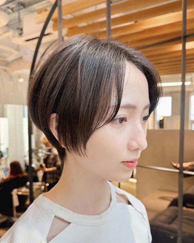 中分露耳短发，齐脖全头烫，齐肩发尾翘短发，狼尾创意染