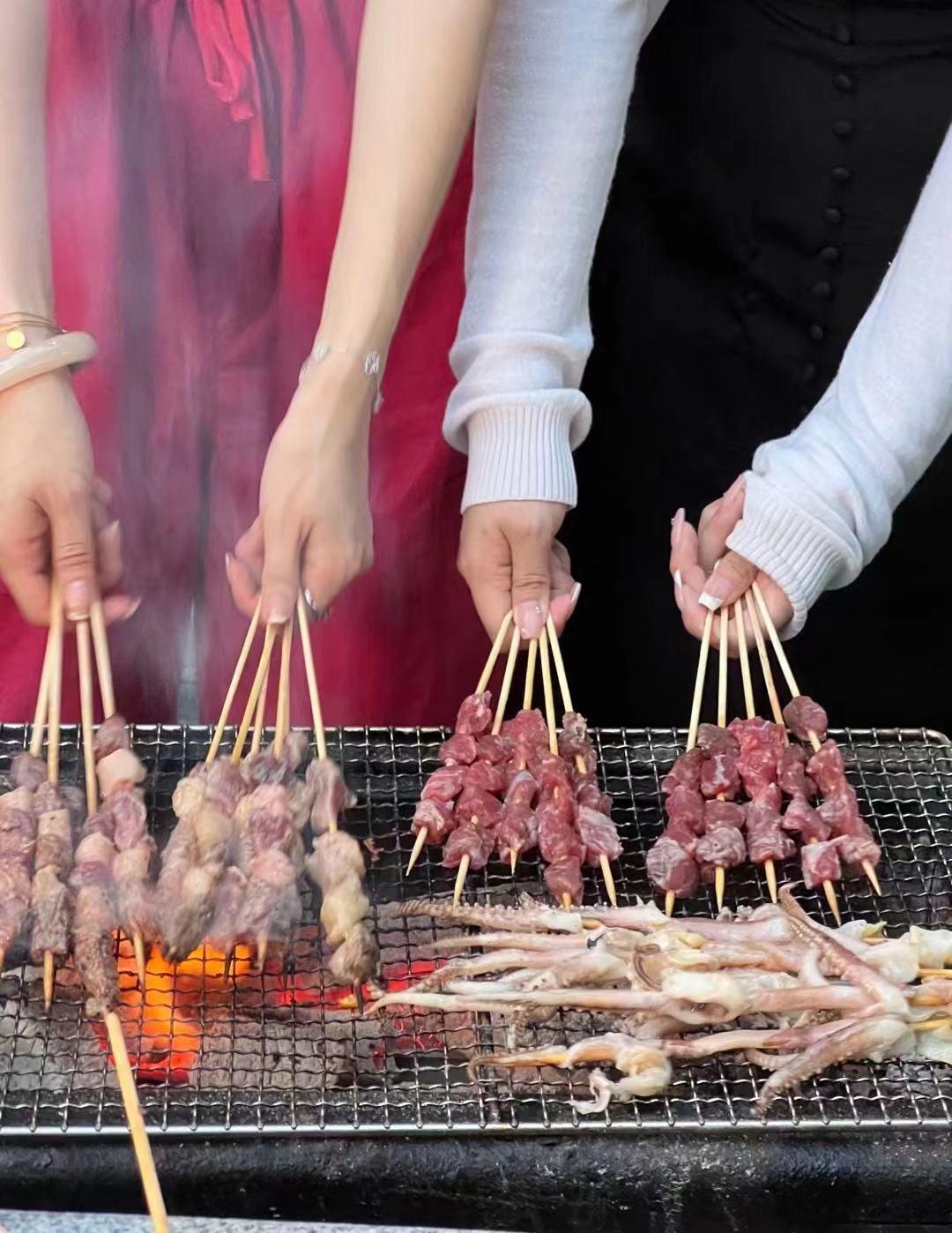王思聪为网红们亲自烤串!喝2元水热得满头汗,一旁长腿美女吸睛