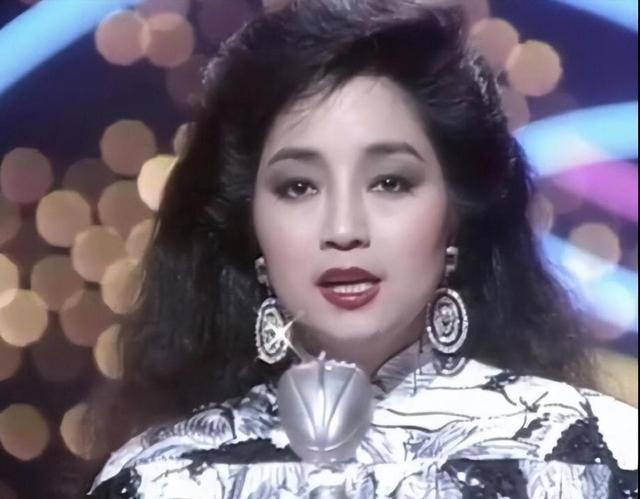 徐小凤|她宁愿离婚也不愿改变中国国籍，春晚为她破例，74岁仍单身