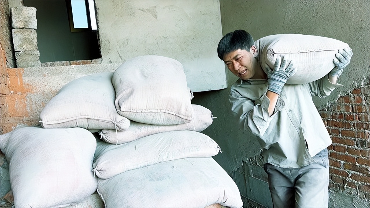 他高考落榜后去代课，被学生轰走，打工被老板炒掉，如今身价千万