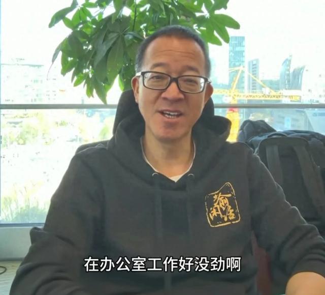 笑不活了，俞敏洪在网上炫耀自己办公室，网友却关注起他的发量