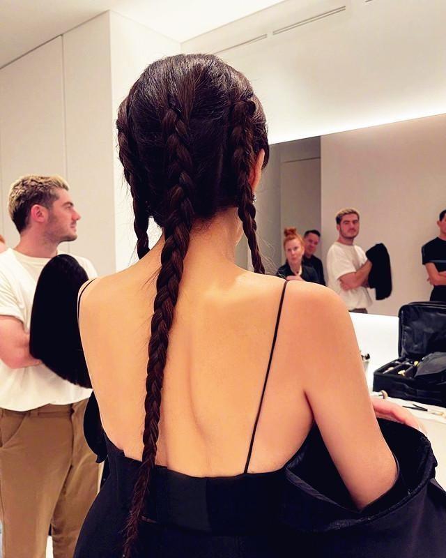 花滑|王薇薇:73岁皮不松肉不垮,背影如少女,家世显赫身边小鲜肉不断