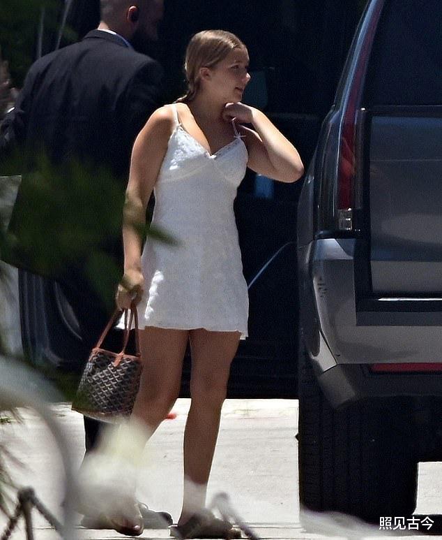 贝小七12岁:身高超过妈妈,颜值随了爸爸,穿小吊带已有少女模样