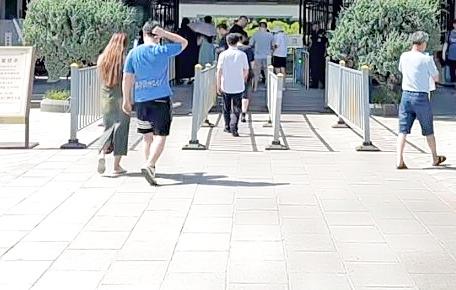 大学生找工作有多难啊，和阿姨抢工作，干起2000一月的洗碗工