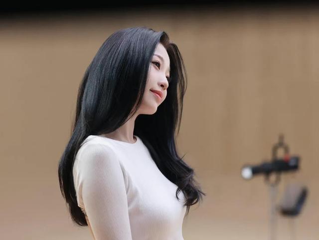 迪丽热巴|3月4日迪丽热巴黑西装造型气场全开，张天爱虞书欣抹胸裙性感迷人