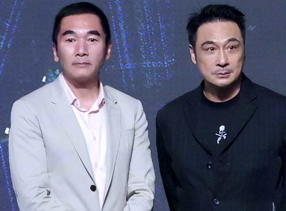 梁朝伟|影帝、天王齐聚香港,合照站位有讲究,梁朝伟乖坐着,张学友有趣